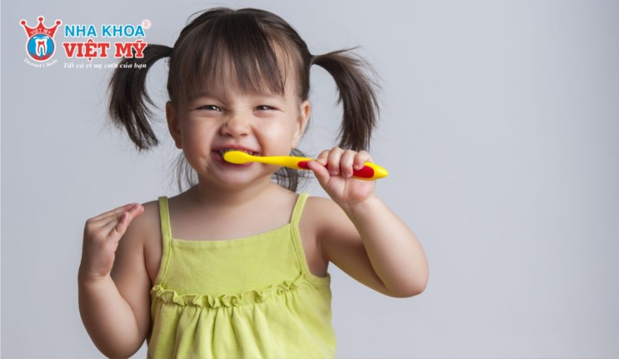 Hướng dẫn cho bé vệ sinh răng miệng từ sớm để răng luôn chắc khỏe