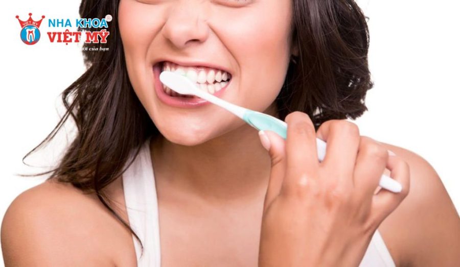 Vệ sinh răng miệng đúng cách giúp răng sứ không bị sứt mẻ hiệu quả