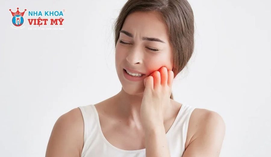 Răng sứ sứt, mẻ nhưng không được điều trị kịp thời dễ gây ê buốc và khó chịu khi ăn uống