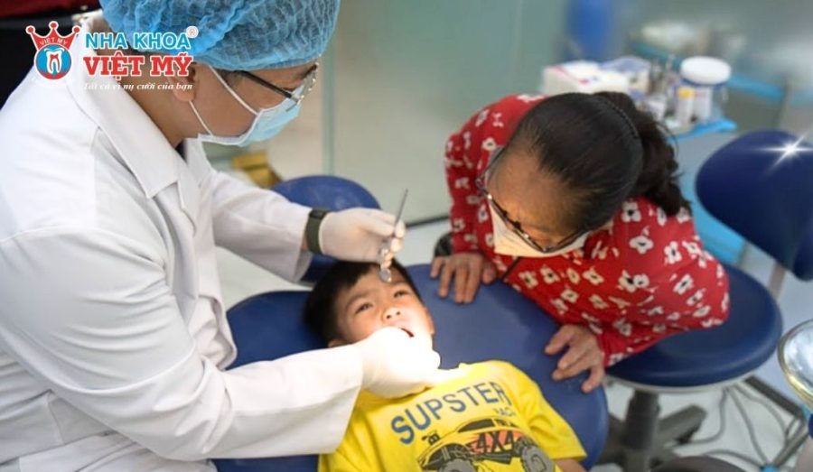 Cha mẹ nên hỏi ý kiến bác sĩ trước khi trám răng sữa