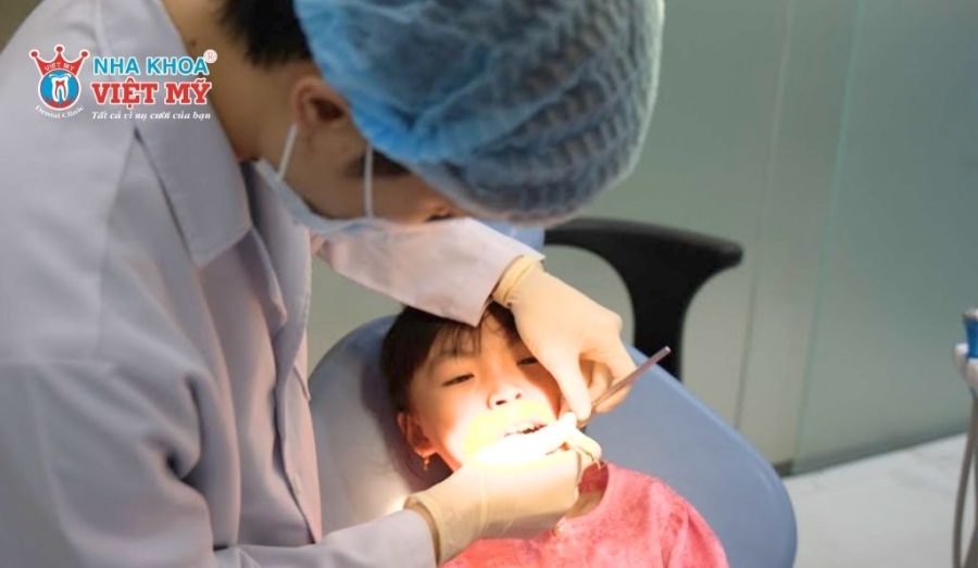Dẫn trẻ thăm khám răng định kỳ tại nha khoa uy tín