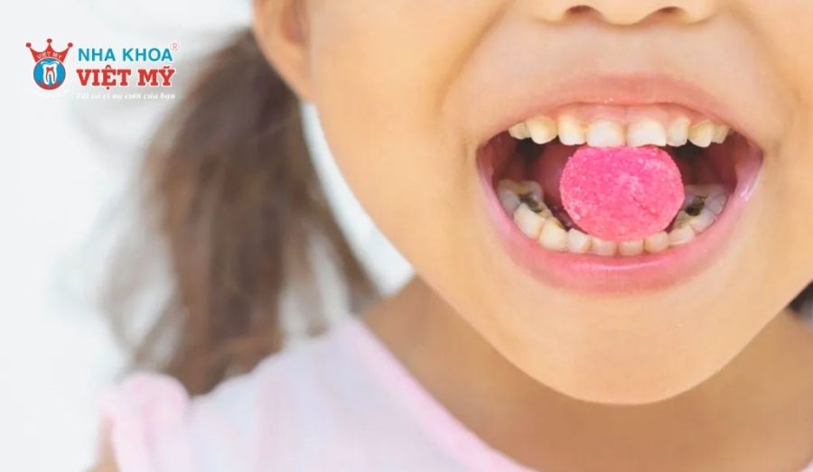 Trẻ thích ăn nhiều đồ ngọt nên dễ bị sâu răng sữa