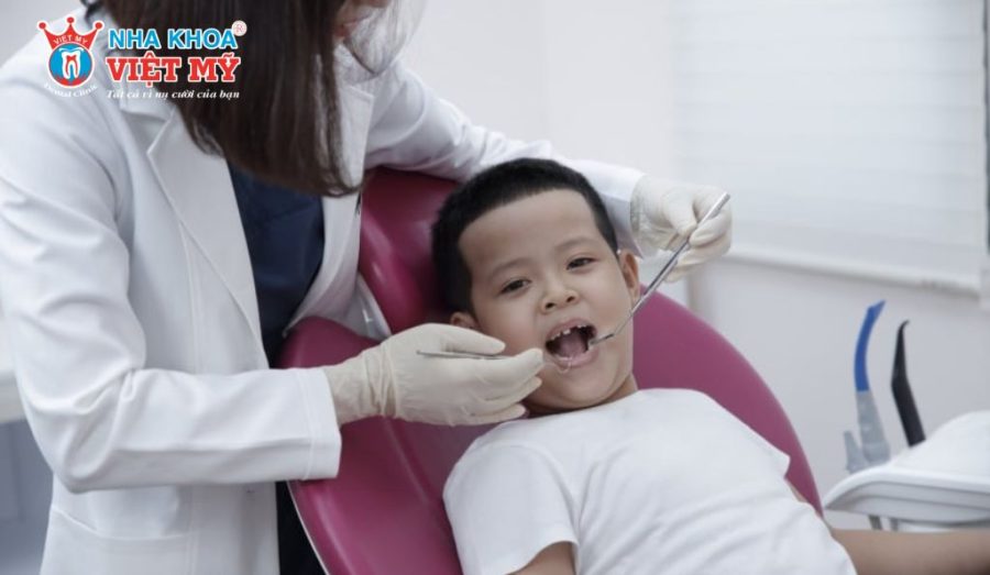 Cha mẹ nên đưa trẻ đi khám khi trẻ than đau răng, răng có dấu hiệu đổi màu