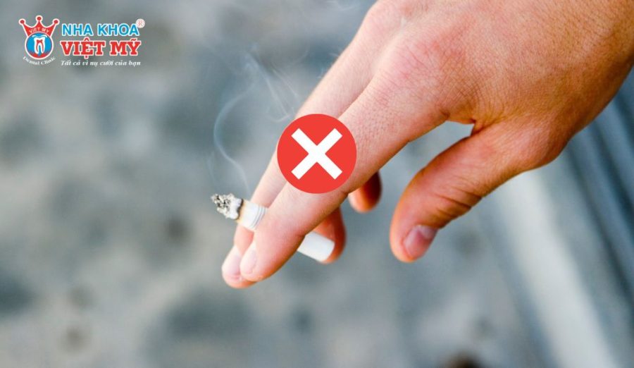 Người hút thuốc là nhóm đối tượng chống chỉ định tương đối do nicotine làm giảm khả năng lành thương và tích hợp xương quanh trụ