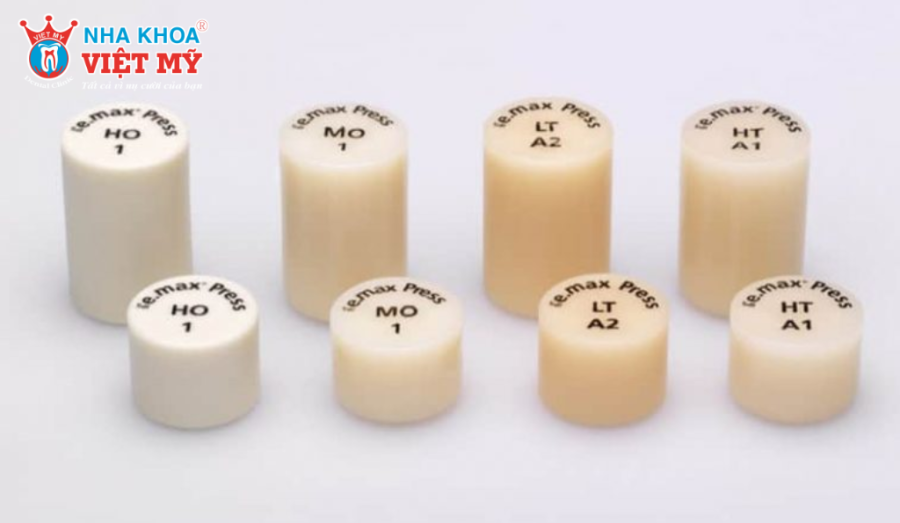Răng sứ Emax Press được sản xuất bằng công nghệ ép nén với nhiều cấp độ màu (HO, MO, LT, HT) để đáp ứng các nhu cầu thẩm mỹ khác nhau.