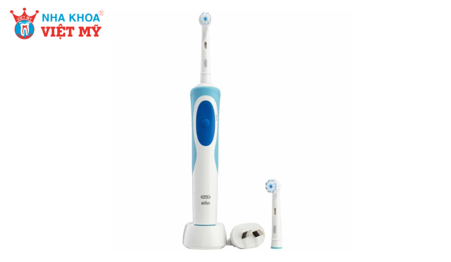 Bàn chải điện làm sạch hiệu quả mảng bám quanh mắc cài, dây cung và kẽ răng