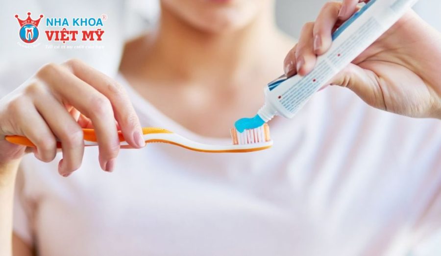 Cần chải răng tối thiểu 2 lần mỗi ngày bằng bàn chải lông mềm