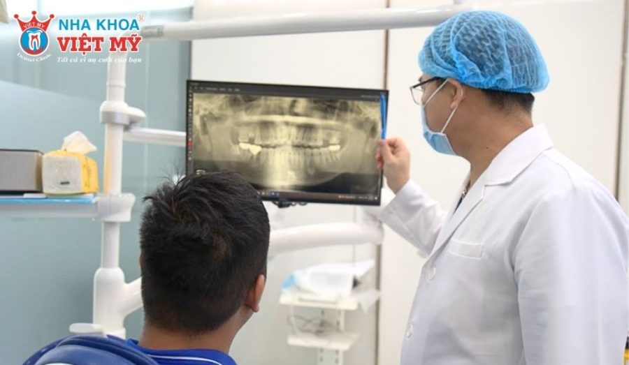 Bác sĩ tại Nha khoa Việt Mỹ thăm khám trực tiếp cho khách hàng