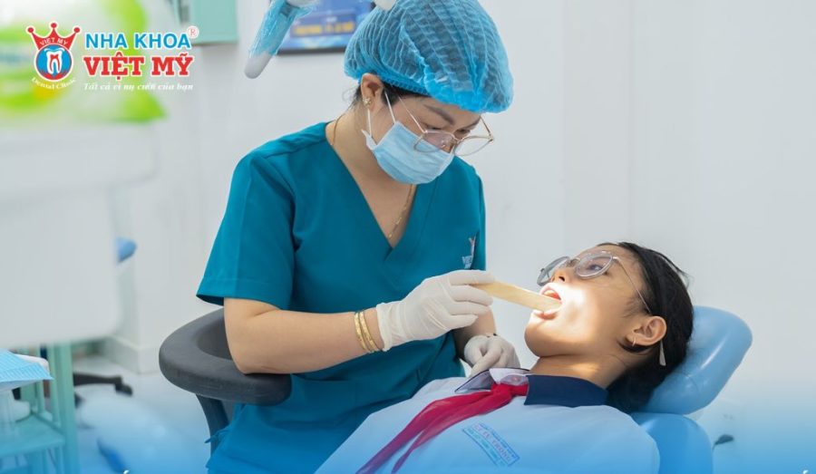 Tuân thủ lịch tái khám định kỳ sau cấy ghép Implant để bác sĩ kiểm tra và kịp thời xử lý vấn đề phát sinh.