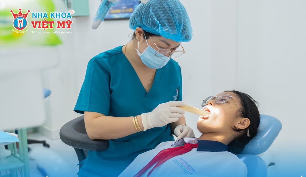 Tuân thủ lịch tái khám định kỳ sau cấy ghép Implant để bác sĩ kiểm tra và kịp thời xử lý vấn đề phát sinh.