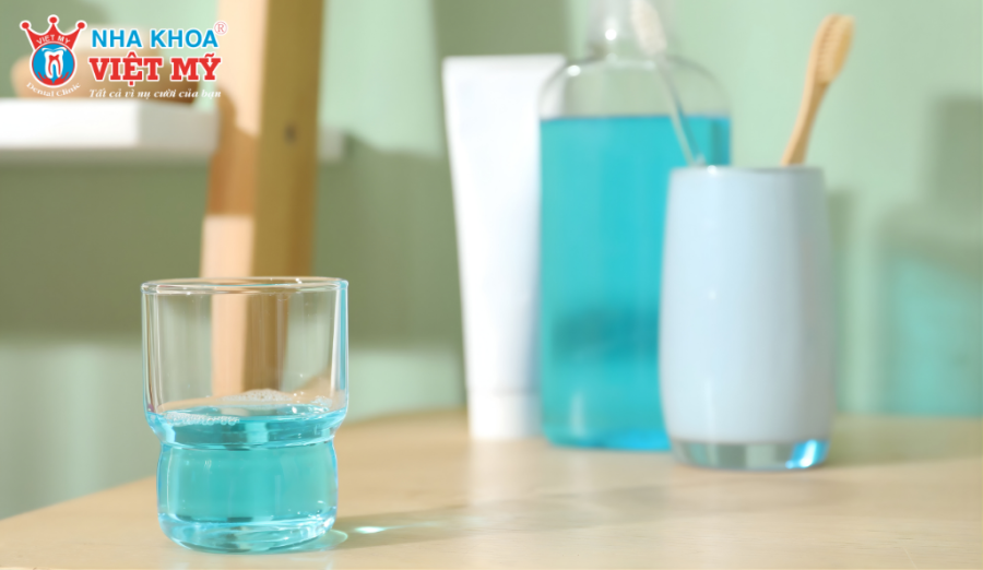 Sử dụng nước súc miệng sau khi bọc răng sứ là điều cần thiết