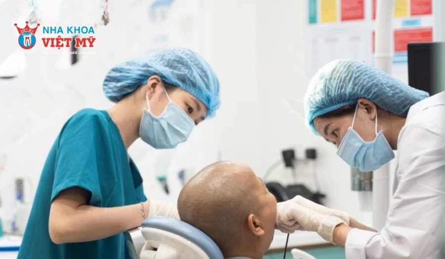 Tháo răng sứ được thực hiện bởi bác sĩ giỏi tay nghề