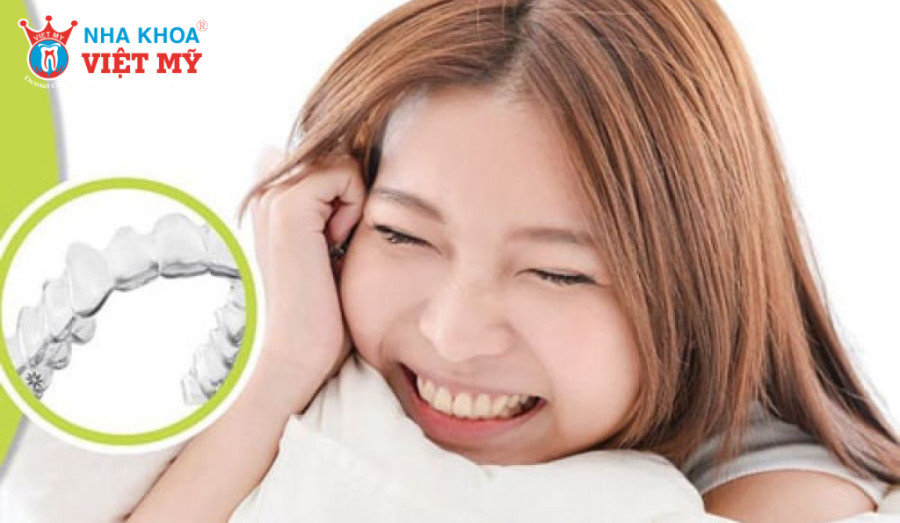 Tự đẩy răng bằng tay là phương pháp tự niềng răng không mang lại hiệu quả