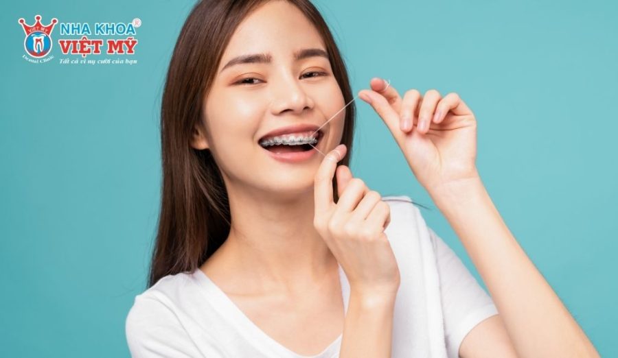 Chải răng 2 lần/ngày, kết hợp chỉ nha khoa hoặc tăm nước để hạn chế mảng bám, viêm lợi