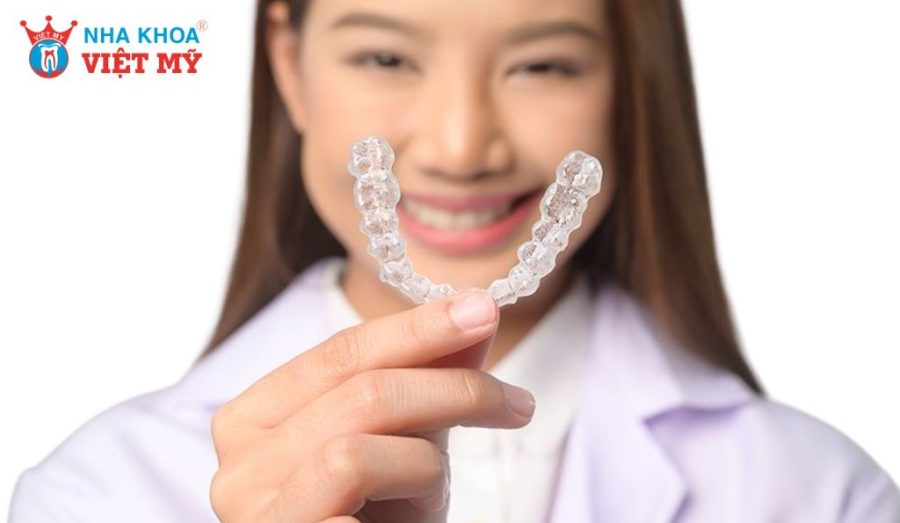 Chi phí niềng răng không mắc cài phụ thuộc vào hãng khay và tình trạng răng cụ thể.