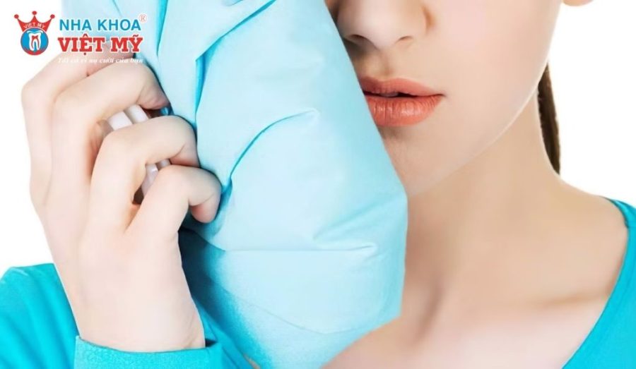Chườm lạnh ngoài má trong 24 giờ đầu giúp giảm sưng đau và hỗ trợ vết thương nhanh hồi phục.