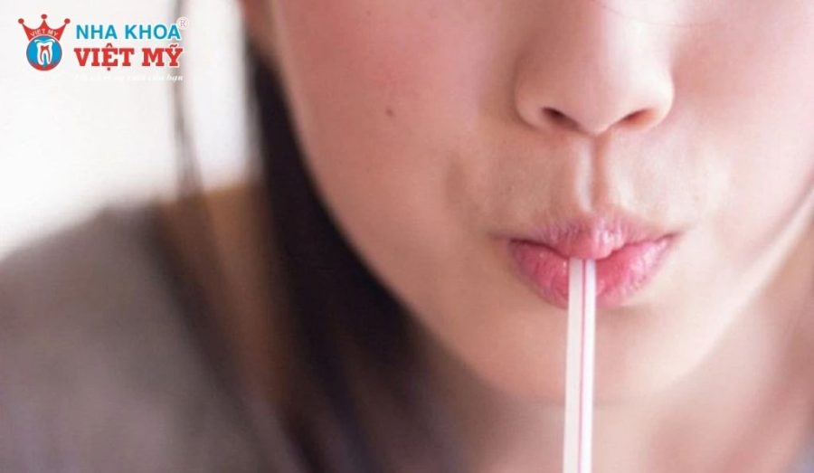 Sau khi nhổ răng khôn, không nên dùng ống hút trong 2-3 ngày đầu để tránh làm bong cục máu đông