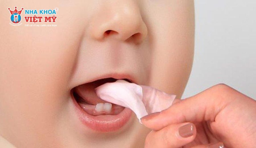 Mát xa nướu hỗ trợ mọc răng đơn giản và an toàn cho trẻ nhỏ