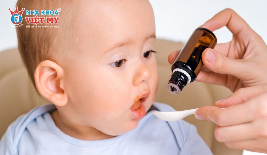 Ba mẹ không nên tự ý bổ sung thuốc hoặc thực phẩm chức năng tại nhà khi thấy bé có dấu hiệu chậm mọc răng 