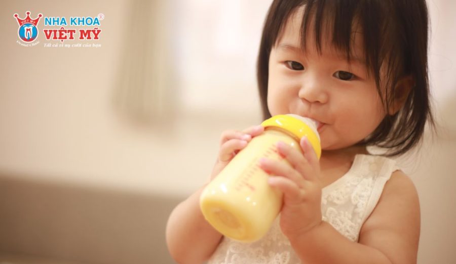 Trẻ uống ít sữa dễ thiếu canxi, ảnh hưởng quá trình khoáng hóa xương hàm và men răng