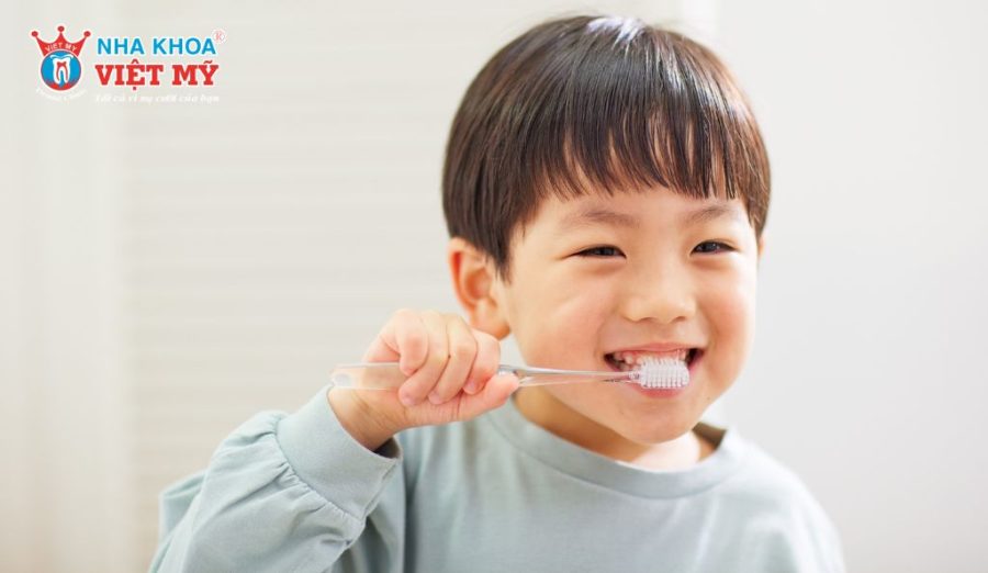 Hình thành thói quen đánh răng ít nhất 2 lần mỗi ngày cho trẻ