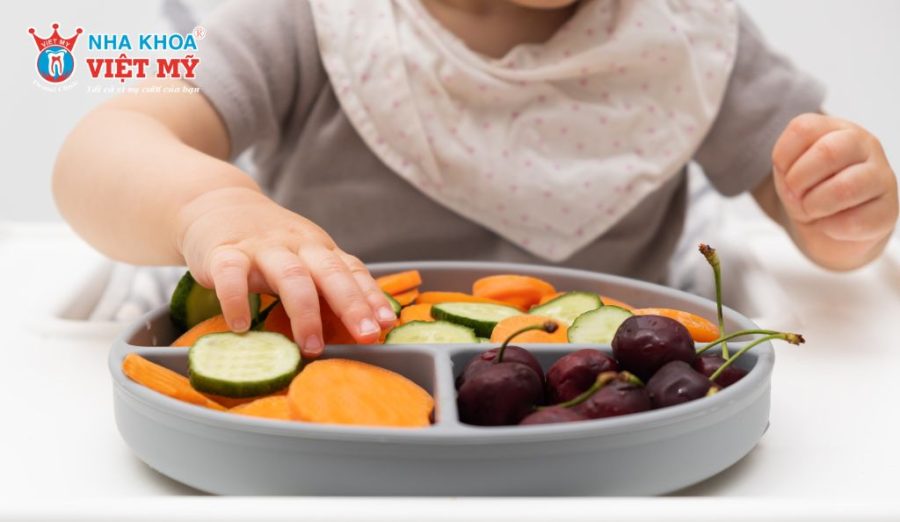 Chế độ dinh dưỡng đóng vai trò then chốt trong quá trình mọc răng của trẻ