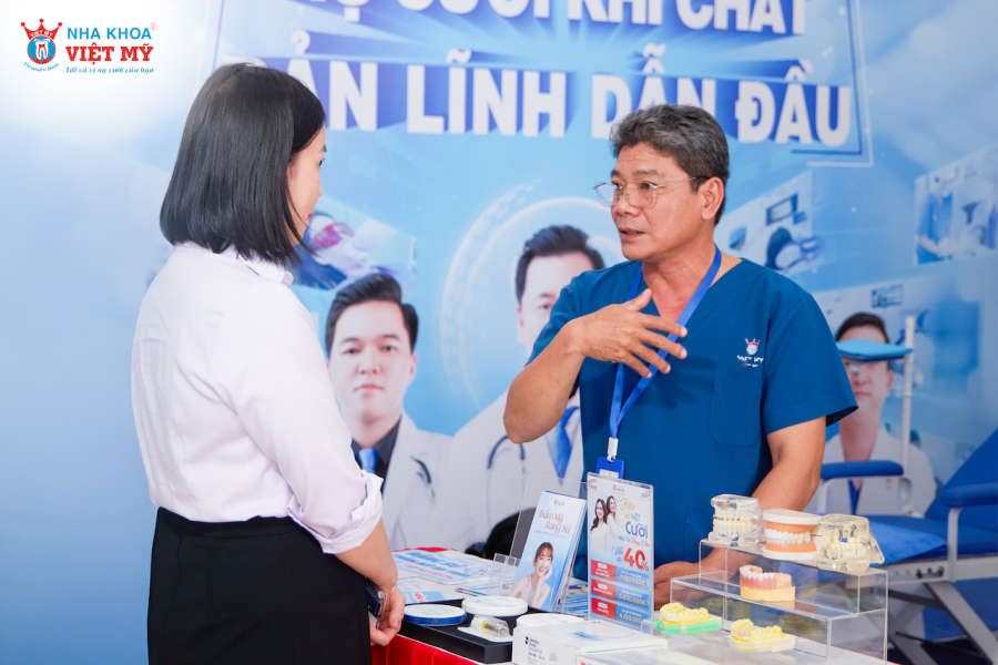 Bác sĩ Nguyễn Văn Thuyền trực tiếp tư vấn sức khỏe răng miệng tại gian hàng.