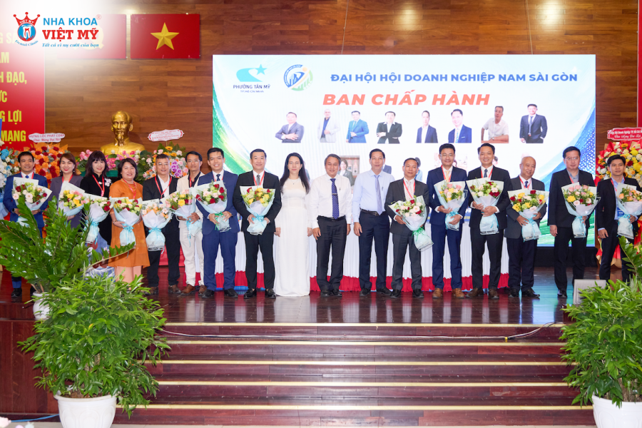 Ông Ngô Quang Phục - Tổng giám đốc Nha khoa Việt Mỹ (thứ 4 từ phải sang) trong lễ ra mắt Ban chấp hành Hội Doanh nghiệp Nam Sài Gòn nhiệm kỳ I
